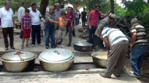 Mezarlıkta 350 yılı aşkın yemek geleneği sürüyor