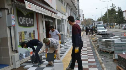 Şuhut’ta bordür ve renkli taşlarla çevre düzenleme çalışmaları