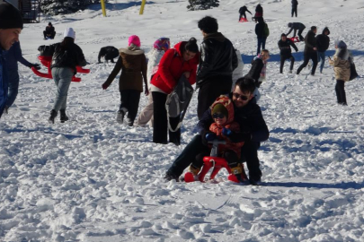 Uludağ’a kar yağdı, vatandaşlar tadını çıkardı