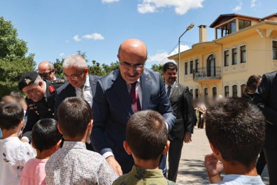 Vali Demirtaş, çocuklarla bir araya geldi