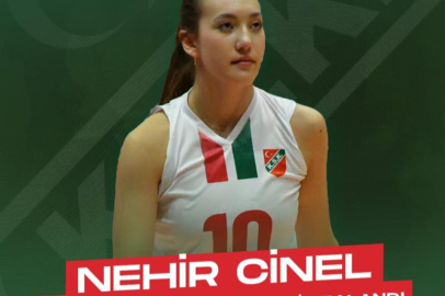 Karşıyaka’da Nehir Cinel, profesyonel oldu