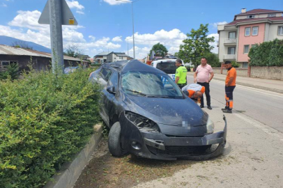 Bursa'da aydınlatma direğine çarpıp devrildi