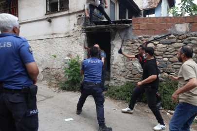 Bursa'da korku dolu anlar! Polisi bıçakladı