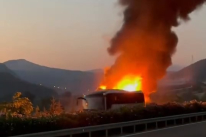 Bursa'da   yolcu otobüsü alev alev yandı, yolcular tahliye edildi