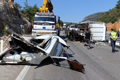 Kamyon tıra arkadan çarptı, ortalık savaş alanına döndü: 1 ölü