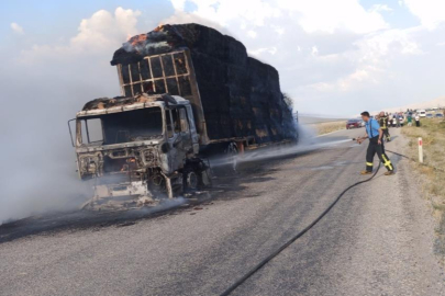 Saman balyası yüklü tır alev alev yandı