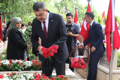 Bakan Tekin, 15 Temmuz Şehitliği'ni ziyaret etti