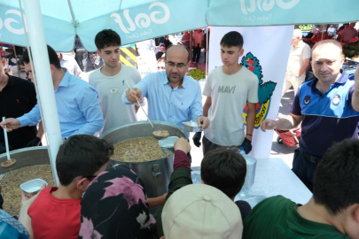 Başkan Tayır, vatandaşlara aşure dağıttı