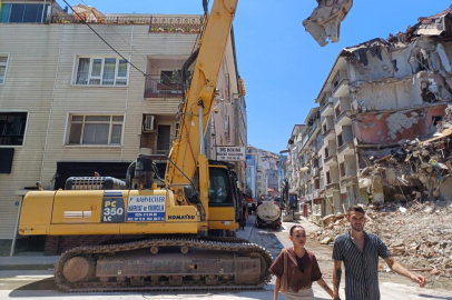 Mudanya'da yıkılan binalar nedeniyle trafik kontrollü sağlanıyor