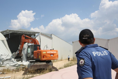 Bursa'da tarım alanlarına inşa edilen kaçak fabrikalar yıkıldı