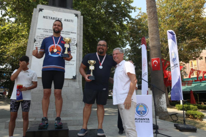 Armutlu'dan Mudanya'ya 12 kilometre yüzdüler...