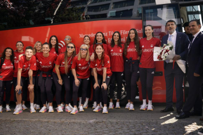 A Milli Kadın Voleybol Takımı'nın Paris yolculuğu başladı