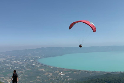 İznik Gölü turkuaza büründü, yamaç paraşütüne akın başladı