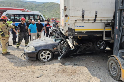 Bursa'da kontrolden çıkan otomobil TIR'ın altına girdi: 2 ölü
