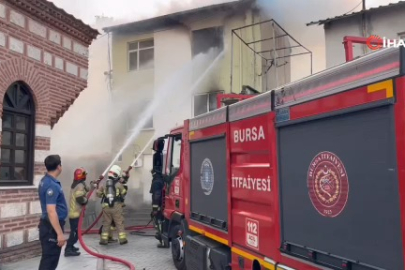 Bursa'da 3 katlı bina alev alev yandı