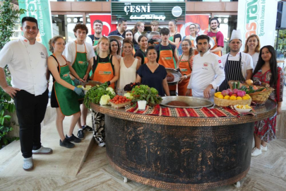 Bursa'da çiğköfte yoğuran yabancı öğrencilere ustalarından tam not