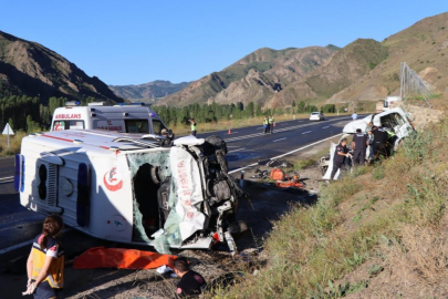 Ambulans ile hafif ticari araç çarpıştı: 4 ölü, 1 yaralı