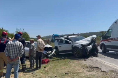 Bursa'da iki otomobil kafa kafaya çarpıştı: 5 yaralı