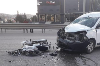 Bursa’da motosiklet ile hafif ticari araç kafa kafaya çarpıştı