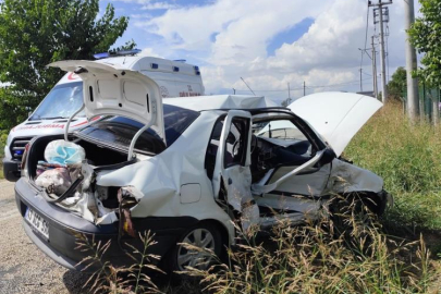 Bursa'da 2 otomobil kafa kafaya çarpıştı: 8 yaralı