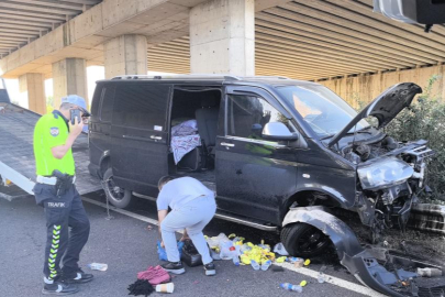 Bursa'da feci kaza: Minibüs bariyerlere saplandı