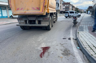 Bursa'da kamyonla çarpışan motosikletli genç hayatını kaybetti