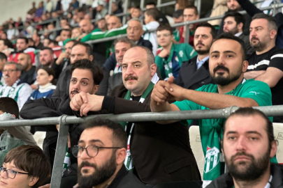 Mustafa Varank, Bursaspor maçını taraftarla izledi