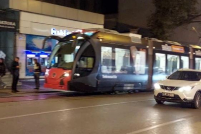 Tramvay yoluna park eden sürücü seferleri aksattı