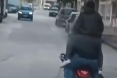 Bursa'da motosiklete sığmak için sürücünün omzuna çıktı