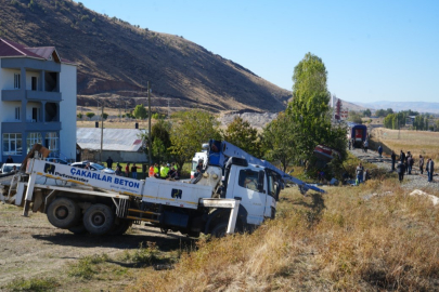 Yolcu treni beton pompasına çarptı; 1 ölü, 2 yaralı