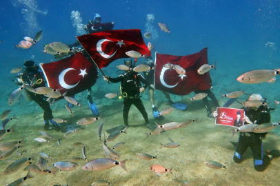 Cumhuriyet Bayramı'nı deniz dibinde kutladılar