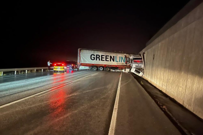 Bursa'da kontrolden çıkan TIR istinat duvarına çarptı