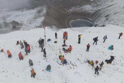 Bursalı dağcılar zirve yürüyüşünde tipi ve fırtınaya yakalandı