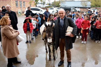 İmza gününe eşekle geldi