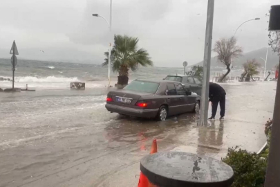 Bursa'da fırtına sahil kenarını vurdu, caddeler göle döndü