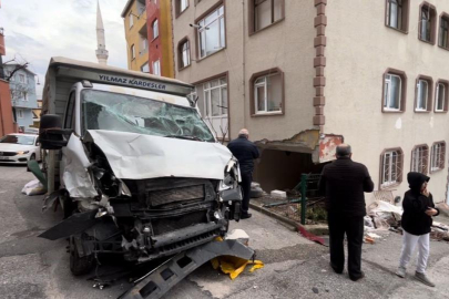 Bursa’da kamyon evin içine girdi! ‘Rüzgardan çatı uçtu sandık’