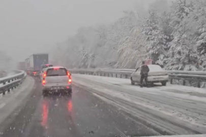 Bursa'da şiddetli kar yağışı ve kayan araçlar yolları kapadı