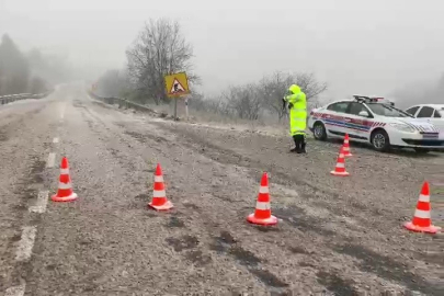 İnegöl’de kar yağışı başladı, sürücüler zor anlar yaşadı