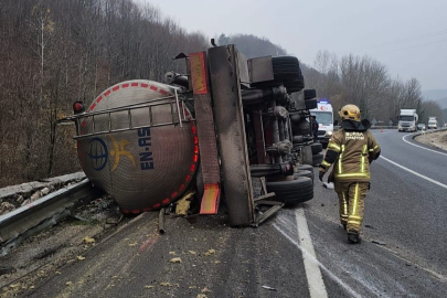 Bursa'da asit taşıyan TIR devrildi : 1 ölü