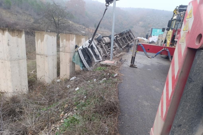 Bursa'da feci kaza: Kontrolden çıkan TIR şarampole devrildi