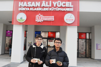 Kütüphaneye gelen öğrencilere çorbalar Başkan Aydın’dan