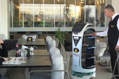 Bursa'da kebap salonunda garson robotlar çalışıyor