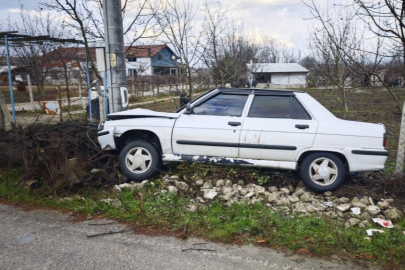 Bursa'da kontrolden çıkan otomobil direğe çarptı: 2 yaralı