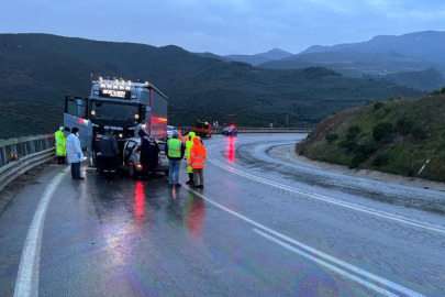 Bursa'da TIR ile otomobil kafa kafaya çarpıştı: 1 ölü, 2 yaralı