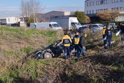 Bursa'da kırmızı ışıkta geçince dereye uçtu : 2 yaralı