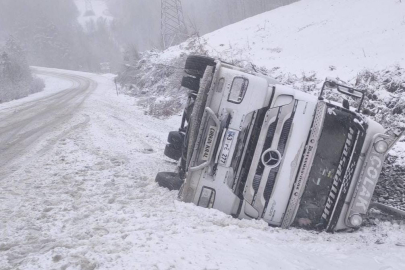 Bursa İnegöl'de kar yağışında TIR  devrildi: 2 yaralı