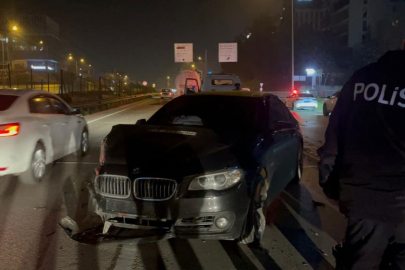 Bursa'da ters şeritten ilerleyen otomobil TIR'la çarpıştı: 2 yaralı