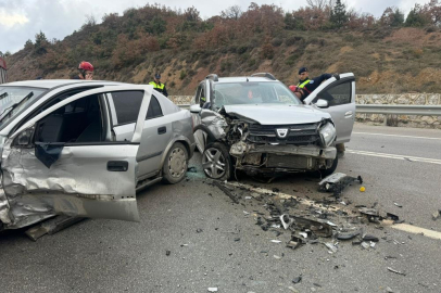 Bursa'da iki otomobil kafa kafaya çarpıştı : 2 yaralı