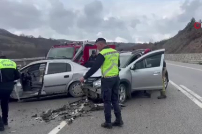 Bursa'da iki otomobil kafa kafaya çarpıştı : 2 yaralı