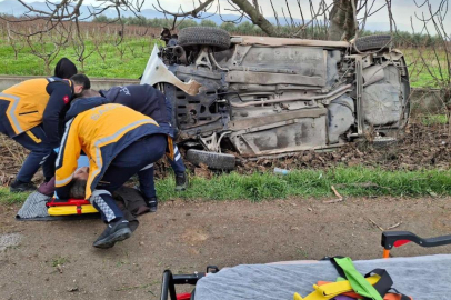 Bursa'da TIR'ın çarptığı otomobil ağaçlık alana uçtu : 3 yaralı